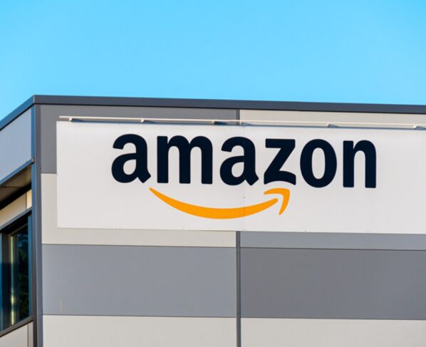 Imagem de fachada de unidade da Amazon nos EUA - Metrópoles