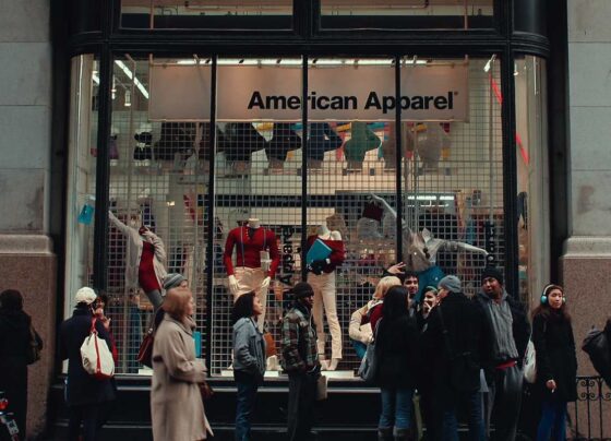 A imagem mostra a faixada de uma loja da marca American Apparel - Metrópoles