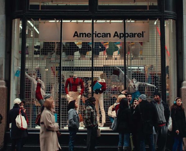 A imagem mostra a faixada de uma loja da marca American Apparel - Metrópoles