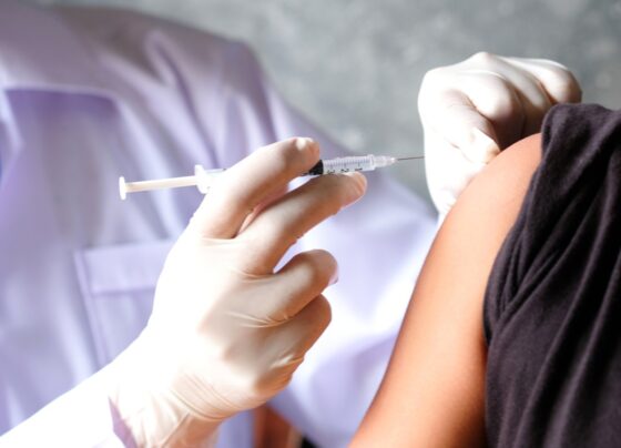 A mão do médico usa seringas para prevenir vírus. Injeção em criança ou mulher. Conceito de vacinação ou anticoncepcional injetável. Metrópoles
