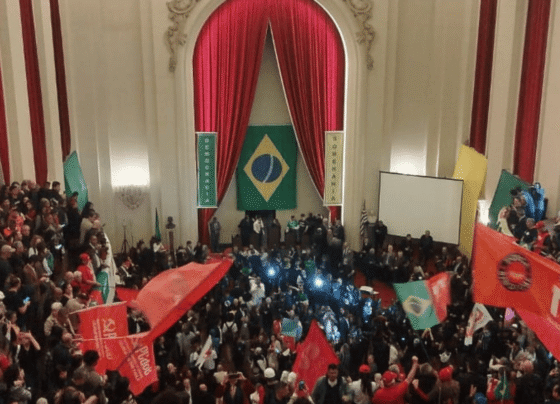 Imagem colorida do interior do salão nobre da FDUSP com bandeiras do Brasil e da Soberania Nacional em confronto às imposições tarifárias de Donald Trump - Metrópoles
