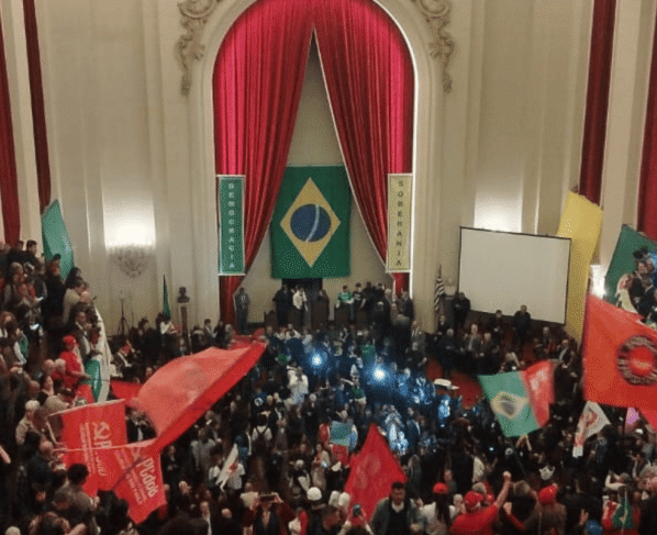 Imagem colorida do interior do salão nobre da FDUSP com bandeiras do Brasil e da Soberania Nacional em confronto às imposições tarifárias de Donald Trump - Metrópoles