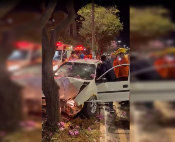 Foto colorida de acidente de carro contra um árvore no Guará