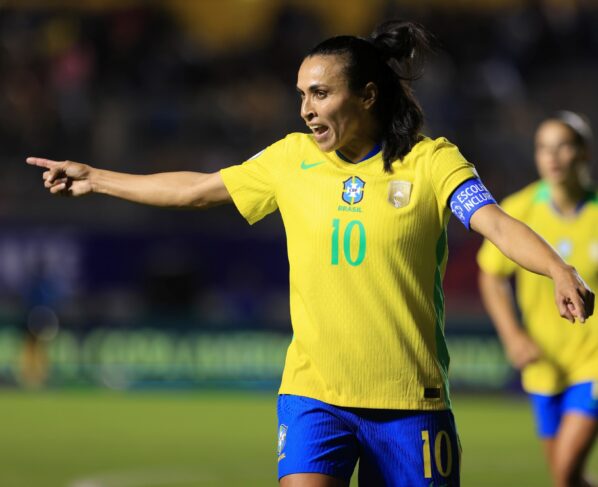 Foto colorida de Marta, camisa 10 da Seleção Brasileira feminina - Metrópoles