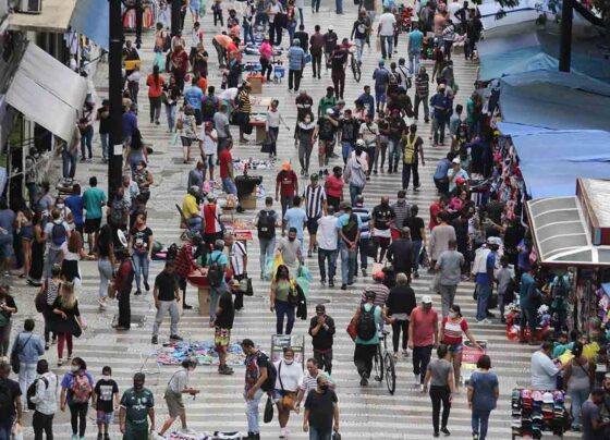 Movimentação na rua 25 de Março em SP - Metrópoles