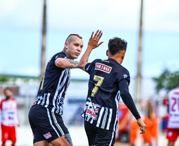 Marcelo Toscano e Keliton se cumprimentam em vitória do Asa de Arapiraca-AL contra o Juazeirense-BA no Brasileirão Série D Will Bank