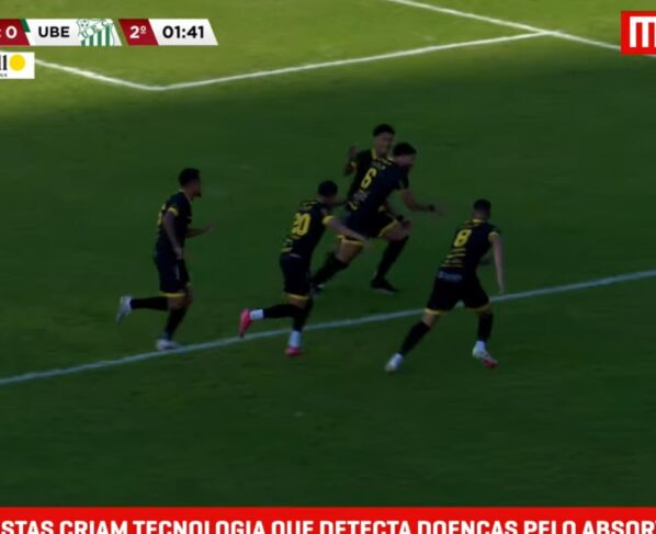 Jogadores do FC Cascavel-PR comemoram gol de virada na Série D