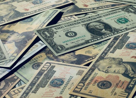 Imagem de notas de dólar - Metrópoles