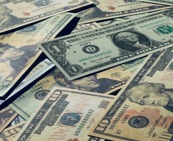 Imagem de notas de dólar - Metrópoles