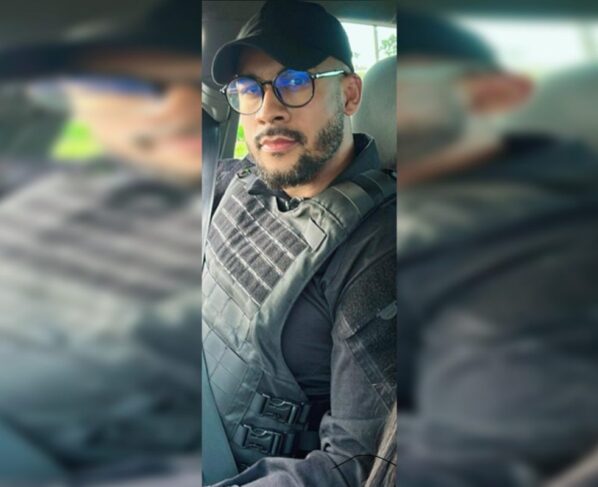 Homem de óculos com farda preta