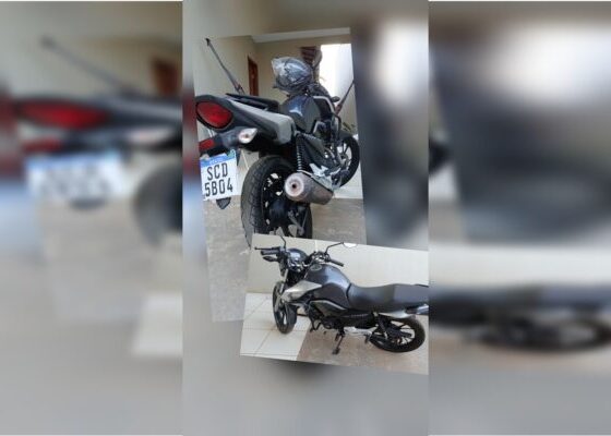 Foto colorida mostra moto furtada em estacionamento de restaurante na Asa Sul