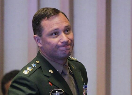 Mauro Cid Moraes Mauro Cid aperta os lábios durante CPI da CLDF. Militar está fardado