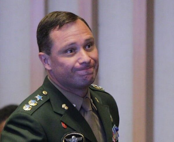 Mauro Cid Moraes Mauro Cid aperta os lábios durante CPI da CLDF. Militar está fardado