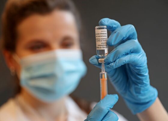 LONDRES, INGLATERRA - 12 DE MARÇO: A farmacêutica clínica Ellie Morton se prepara para administrar a vacina Oxford AstraZeneca COVID-19 no centro de vacinação comunitária do campus Penrhyn Road da Universidade de Kingston em 12 de março de 2021 em Londres, Inglaterra. Trabalhando em parceria com duas redes locais de cuidados primários, South West London CCG e Kingston Council, a Universidade transformou uma área do seu campus em Penrhyn Road num local de vacinação com 10 postos. (Foto de Chris Jackson/Getty Images)