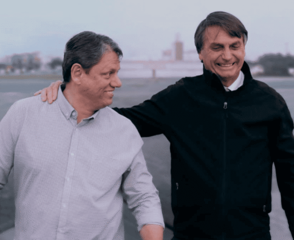 O governador de São Paulo, Tarcísio de Freitas (Republicanos), e o ex-presidente Jair Bolsonaro (PL)