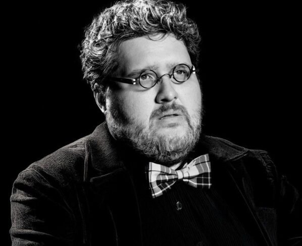 Felipe Hintze celebra papel de Jô no teatro