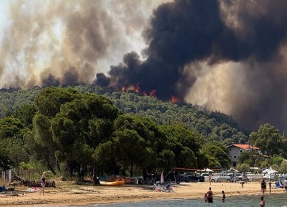 Imagem colorida, Incêndio obriga turistas a deixarem parte da ilha de Creta, na Grécia- Metrópoles