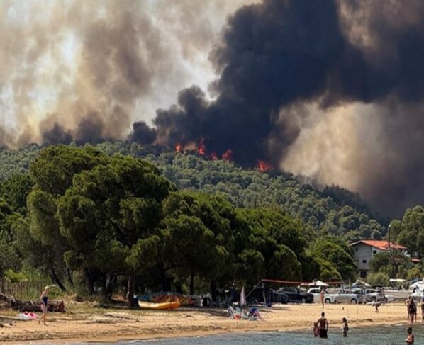 Imagem colorida, Incêndio obriga turistas a deixarem parte da ilha de Creta, na Grécia- Metrópoles