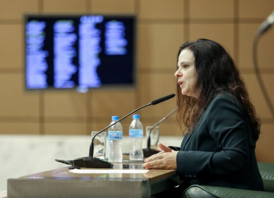 Janaína Paschoal discursa no plenário da Alesp
