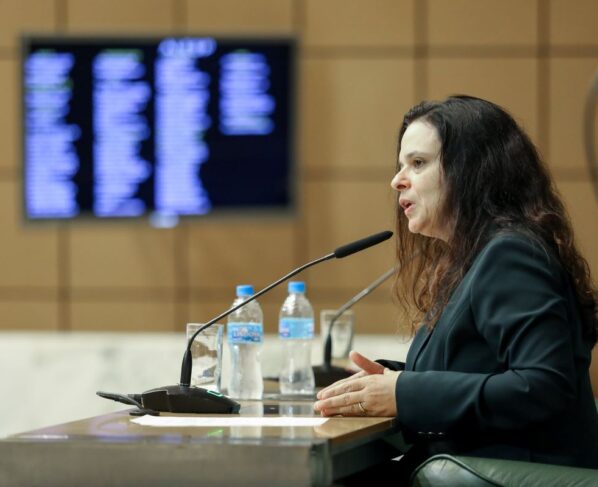 Janaína Paschoal discursa no plenário da Alesp