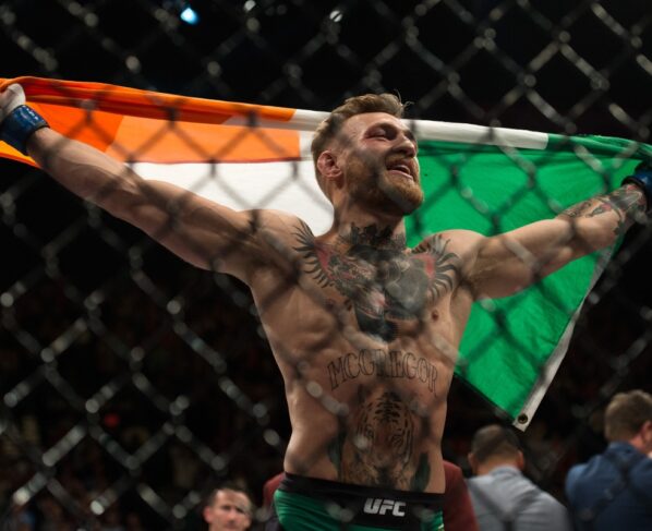 Foto colorida de Conor McGregor, após vitória no UFC 194 contra o brasileiro José Aldo - Metrópoles