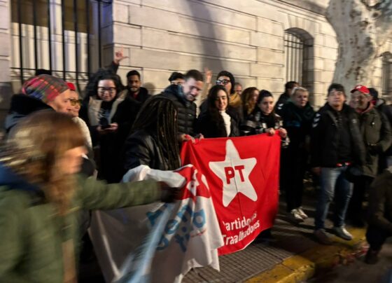 imagem colorida de Apoiadores do presidente Lula na porta da Embaixada do Brasil, em Buenos Aires
