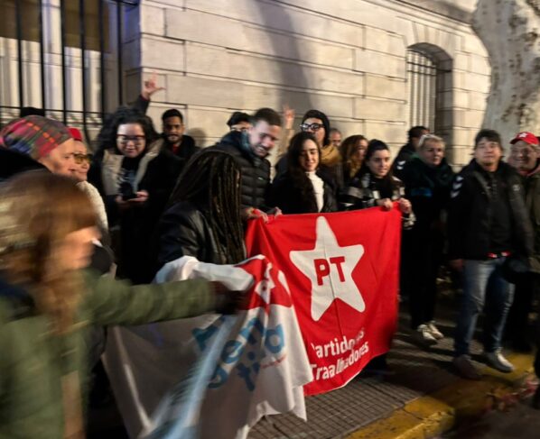 imagem colorida de Apoiadores do presidente Lula na porta da Embaixada do Brasil, em Buenos Aires