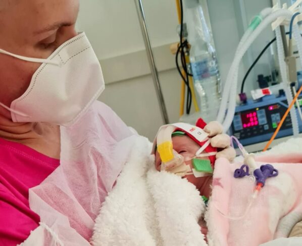 Mulher em tratamento contra o câncer segura sua bebê - Metrópoles