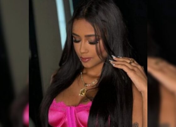 mulher de cabelos pretos e roupa rosa