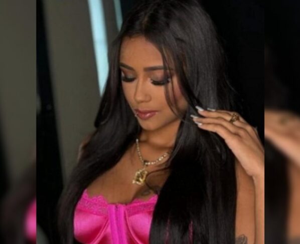 mulher de cabelos pretos e roupa rosa