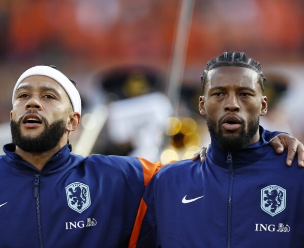 Foto colorida de Wijnaldum e Depay, jogadores da seleção da Holanda - Metrópoles