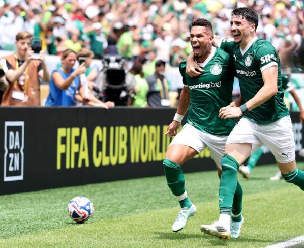 Imagem colorida de Paulinho, comemorando o gol do Palmeiras- Metrópoles