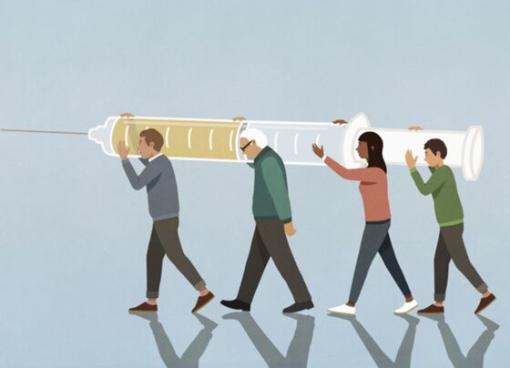 Ilustração de quatro pessoas carregando vacina - Metrópoles