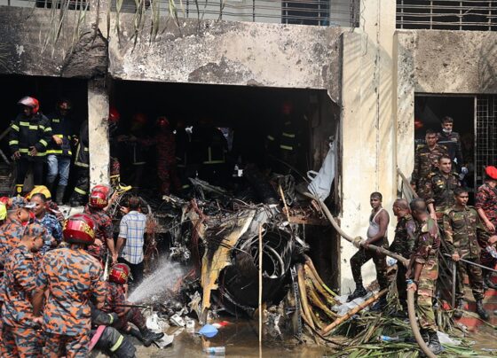Imagem colorida de DACA, BANGLADESH – 21 DE JULHO: Membros do Exército de Bangladesh e do serviço de bombeiros iniciam operações de resgate após uma aeronave F7 da Força Aérea de Bangladesh colidir com um prédio do Milestone College, no bairro de Uttara, em Daca, por volta das 13h30 do dia 21 de julho de 2025.