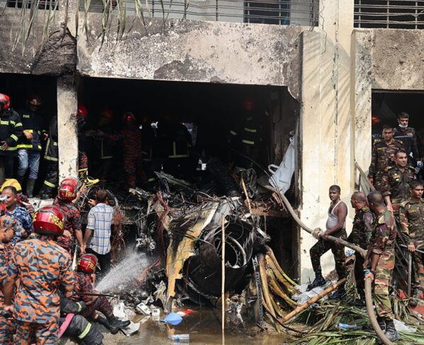 Imagem colorida de DACA, BANGLADESH – 21 DE JULHO: Membros do Exército de Bangladesh e do serviço de bombeiros iniciam operações de resgate após uma aeronave F7 da Força Aérea de Bangladesh colidir com um prédio do Milestone College, no bairro de Uttara, em Daca, por volta das 13h30 do dia 21 de julho de 2025.
