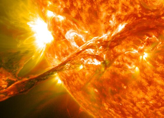 Explosão Solar: Objetos extremamente energéticos permeiam o universo. Mas, perto de casa, o sol produz seu próprio espetáculo de luzes deslumbrante, produzindo as maiores explosões do nosso sistema solar e provocando poderosas tempestades solares. Metrópoles