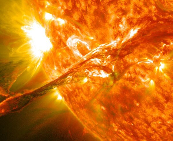 Explosão Solar: Objetos extremamente energéticos permeiam o universo. Mas, perto de casa, o sol produz seu próprio espetáculo de luzes deslumbrante, produzindo as maiores explosões do nosso sistema solar e provocando poderosas tempestades solares. Metrópoles