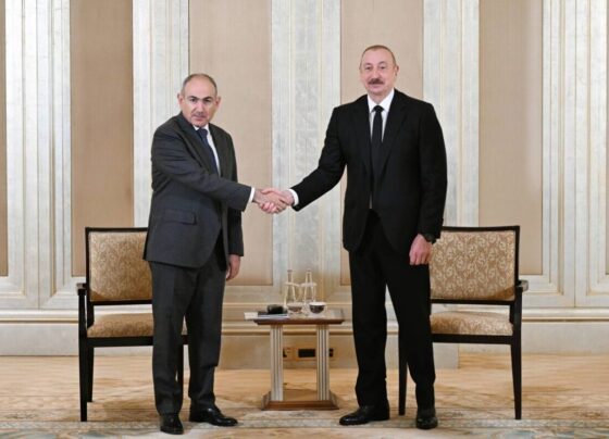 Imagem colorida mostra líderes da Armênia e Azerbaijão - Metrópoles