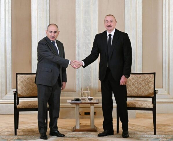 Imagem colorida mostra líderes da Armênia e Azerbaijão - Metrópoles
