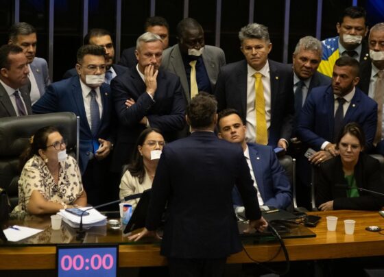 imagem colorida de Deputados da oposição ocupam a Mesa do Plenário da Câmara