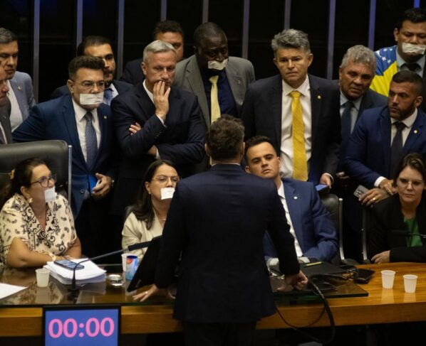 imagem colorida de Deputados da oposição ocupam a Mesa do Plenário da Câmara