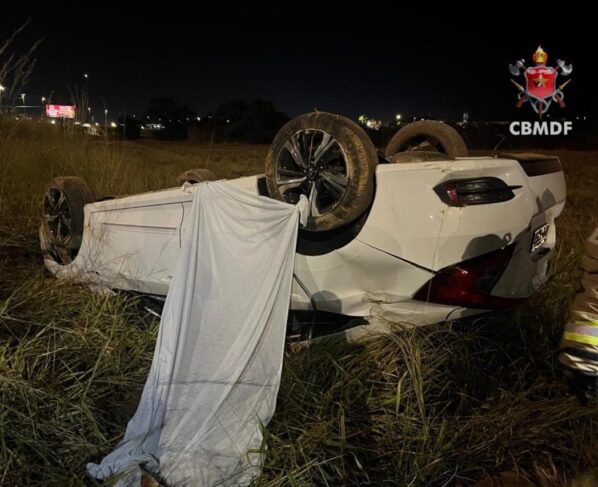 Imagem colorida de carros envolvidos em acidente na Estrutural -Metrópoles