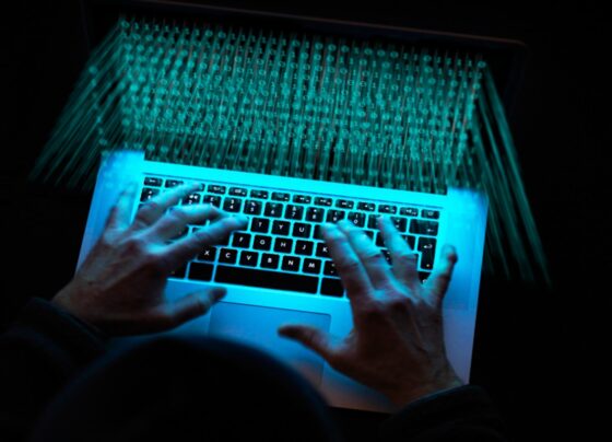 Imagem de hacker - Metrópoles