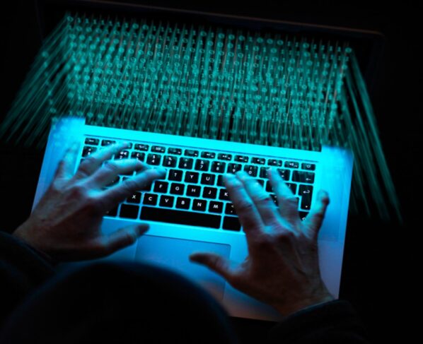 Imagem de hacker - Metrópoles