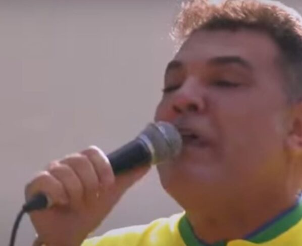 Imagem colorida do deputado Marco Feliciano, durante discurso na Avenida Paulista