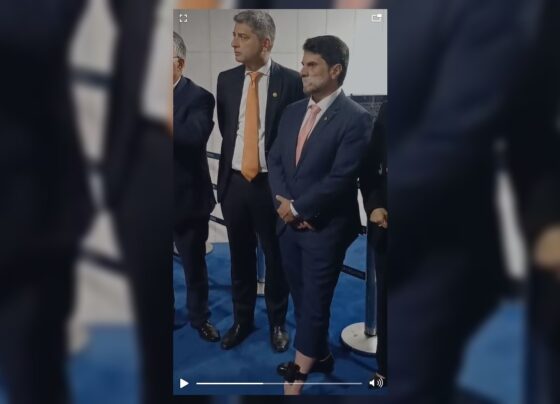 Imagem colorida do senador Marcos do Val utilizando tornozelereira eletrônica