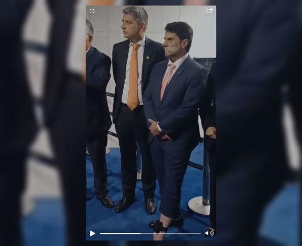 Imagem colorida do senador Marcos do Val utilizando tornozelereira eletrônica