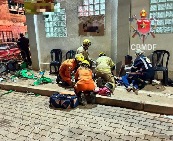 Imagem colorida de socorro a vítimas de acidente de trânsito - Metrópoles