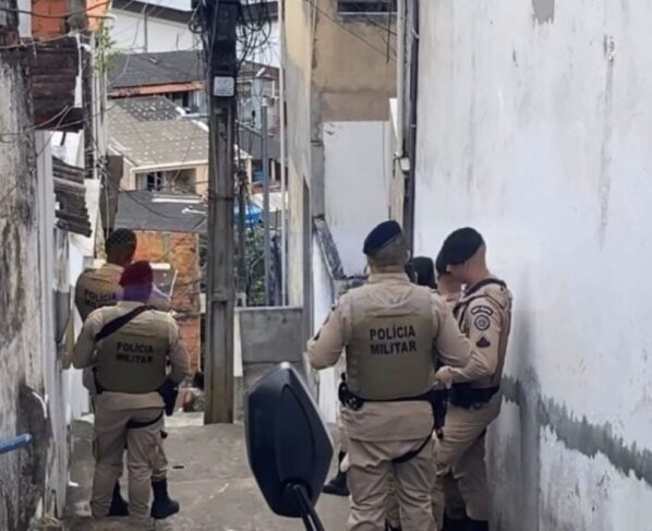 Imagem colorida de policiais em escadaria onde corpo de mulher trans foi encontrado - Metrópoles
