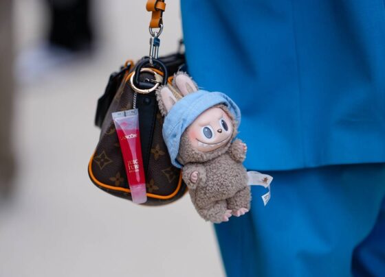 Boneco Labubu pendurado em bolsa - Metrópoles
